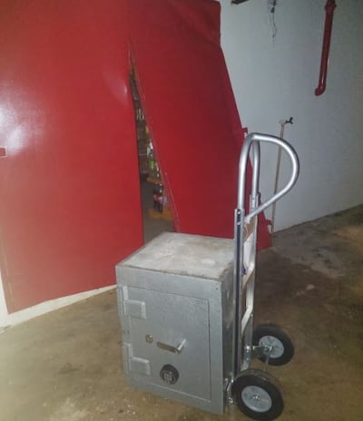 Ladrones no logran llevar caja fuerte de supermercado en Areguá.