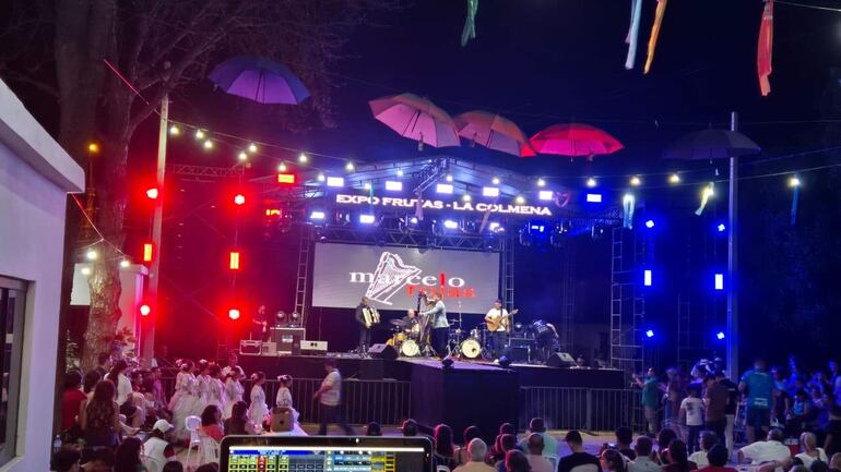 Con su arpa, Marcelo Rojas hizo vibrar al público durante el festival.