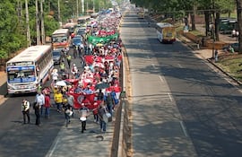 Hoy nuevamente salieron a marcha sobre la ruta internacional Mcal. Estigarribia, pero esta vez la movilización lo realizaron utilizando gorros, quepis, sombreros pirí, y ropas mangas largas debido a excesivo calor.