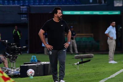 El entrenador argentino de Olimpia, Pablo "Vitamina" Sánchez observa el rendimiento de sus dirigidos, en el duelo ante Nacional, disputado en el estadio Defensores del Chaco.