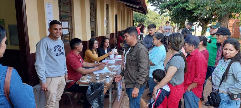 Electores acudiendo a la mesa electoral habilitada en la escuela Virgilio Ramon Legal de Abaí.