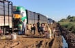 Asi pasaron el dia del trabajador, los conductores de camiones, atrapados en el barro en el Alto Paraguay.