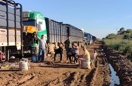 Asi pasaron el dia del trabajador, los conductores de camiones, atrapados en el barro en el Alto Paraguay.
