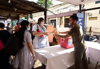 En Paraguay, hasta el personal de un hospital recauda fondos con eventos solidarios para paliar la carencia en el sistema público de salud.