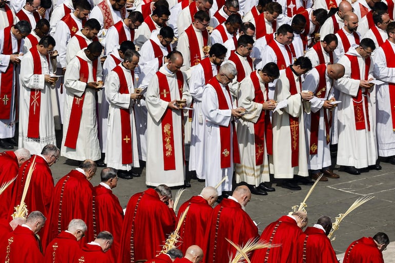 Miembros del clero participan de la celebración de la Semana Santa en Roma. 