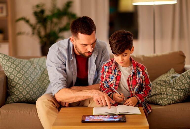 “Una buena idea es hablar con tus hijos sobre un tema en el que ellos se consideren expertos, por ejemplo los videojuegos, esta es una excelente forma de acercarte más a ellos”, aconseja la psicóloga.