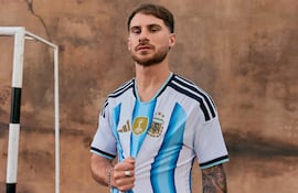 Fotografía cedida por Adidas del jugador de la selección argentina de fútbol Alexis Mac Allister posando con la nueva camiseta de la selección argentina de fútbol.
