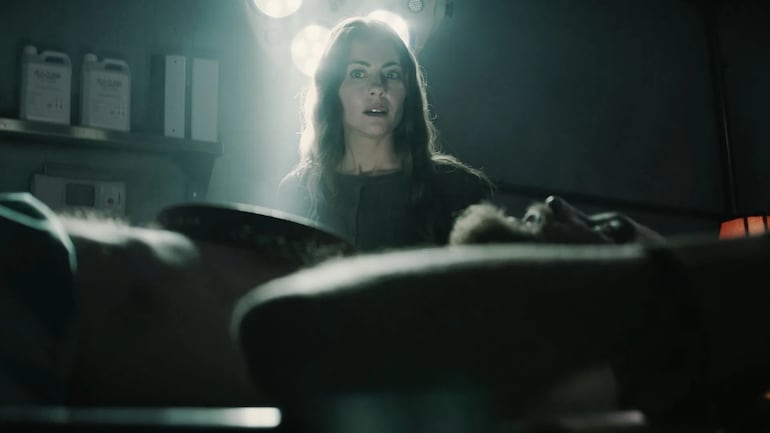 La asistente de la morgue película Willa Holland