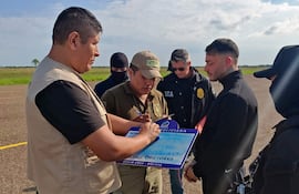 El presunto narcotraficante uruguayo Sebastián Marset (2.º por la derecha) tras su detención por agentes de la DEA en el aeropuerto Viru Viru de Santa Cruz, Bolivia, el 13 de marzo de 2026.