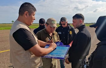El presunto narcotraficante uruguayo Sebastián Marset (2.º por la derecha) tras su detención por agentes de la DEA en el aeropuerto Viru Viru de Santa Cruz, Bolivia, el 13 de marzo de 2026.