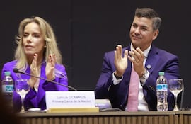 Leticia Ocampos y Santiago Peña aplaudiendo.