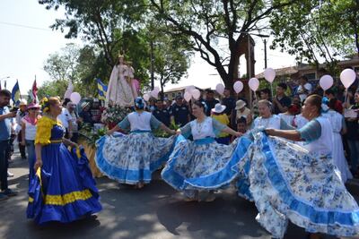 La imagen de Nuestra Señora del Rosario fue saludada con danza en el Mercado.