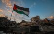 Una bandera palestina cerca de edificios destruidos en la Ciudad de Gaza.