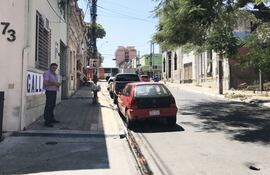 sobre-la-avenida-mcal-lopez-entre-las-calles-tacuary-y-antequera-no-se-respeta-la-prohibicion-de-estacionar-lo-que-afecta-a-vecinos-de-la-zona-y-215011000000-1660483.jpg