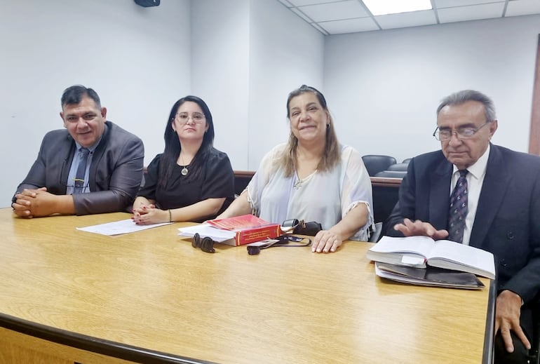 Fiscal Mirta Arévalos (de blusa negra) y los abogados querellantes, tras la presentación de los alegatos finales.