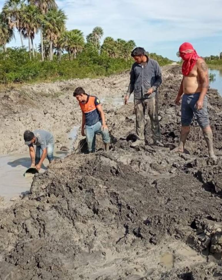 Tarea admirable de los pobladores, desagotando camino, zona de Fuerte Olimpo.