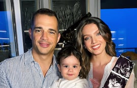 Annita Chase muestra feliz la ecografía para revelar que Adrián está en camino. La vemos junto a su esposo Ricky Guerreros y su primer hijo, Santi.