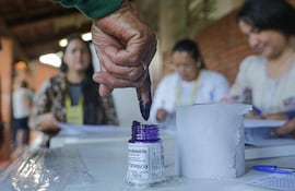 Un ciudadano entinta su dedo tras ejercer su derecho al voto en unas elecciones.