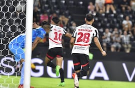 Los futbolistas de Libertad celebran un gol en el partido frente a Sportivo Ameliano por la quinta fecha del torneo Apertura 2025 del fútbol paraguayo en el estadio La Huerta, en Asunción, Paraguay.