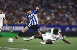 El delantero del Espanyol Javi Hernández (i) trata de superar a Ibrahima Konaté, del Real Madrid, durante el partido de LaLiga de fútbol que RCD Espanyol y Real Madrid disputan este sábado en el RCDE Stadium, en Barcelona.