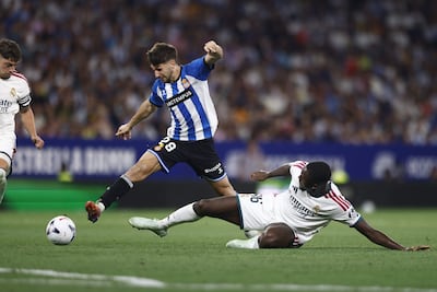 El delantero del Espanyol Javi Hernández (i) trata de superar a Ibrahima Konaté, del Real Madrid, durante el partido de LaLiga de fútbol que RCD Espanyol y Real Madrid disputan este sábado en el RCDE Stadium, en Barcelona.