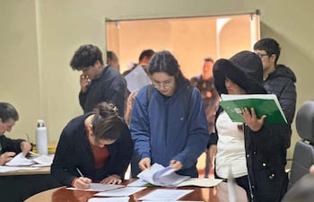 Estudiantes universitarios de Misiones presentaron sus documentaciones para poder a las becas.
