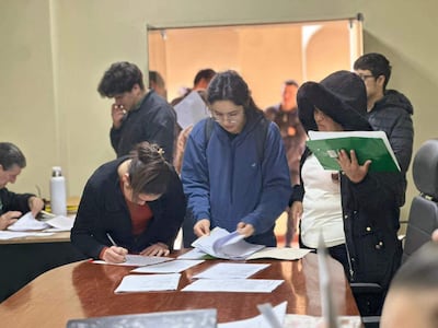 Estudiantes universitarios de Misiones presentaron sus documentaciones para poder a las becas.