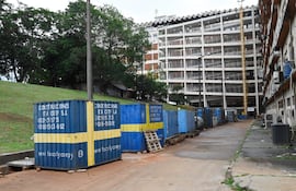 Equipos médicos desatendidos en el IPS Central, rodeados de un entorno urbano, sin personas visibles.
