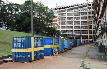 Equipos médicos desatendidos en el IPS Central, rodeados de un entorno urbano, sin personas visibles.