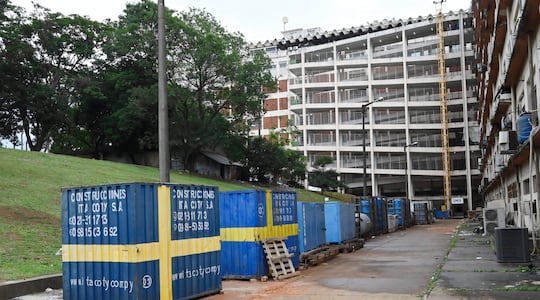 Pequeños contenedores y equipos a la intemperie se observan en el predio del Hospital Central