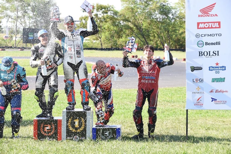 Podio de la GP Pro, 1) Pereyra, 2) Pepermans, 3) Almirón, 4) Passarino y 5) Torrez.