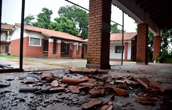 Las tejas que cayeron del techo formaron un montículo de escombros en la galería de esta escuela.