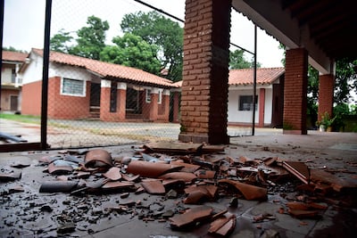 Las tejas que cayeron del techo formaron un montículo de escombros en la galería de esta escuela.