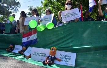 Madres y padres de alumnas y alumnos de un colegio de la ciudad de Lambaré protestaron el 7 de mayo último, frente a la sede de la Fiscalía de Lambaré.