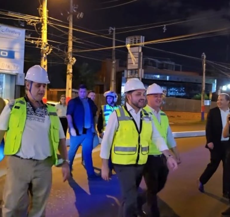 José Tomás Rivarola (i) y Luis Bello (d), el 3 de noviembre, cuando se habilitaron los semáforos sobre Eusebio Ayala.