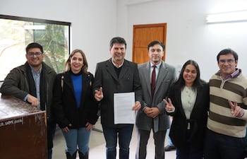 Nelson Medina, candidato a la intendencia del PLRA y la Alianza Juntos por Lambaré. A su lado está la Mercedes Roca, candidata a concejal del PPQ.