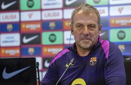 Hansi Flick, DT de Barcelona, busca mejorar el nivel del equipo.