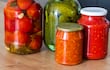 Tomates, pepinos y salsas caseras en conserva.