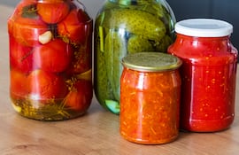 Tomates, pepinos y salsas caseras en conserva.