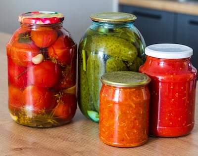 Tomates, pepinos y salsas caseras en conserva.