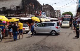 Una intensa concurrencia se registra ahora en el mercado de San Lorenzo.