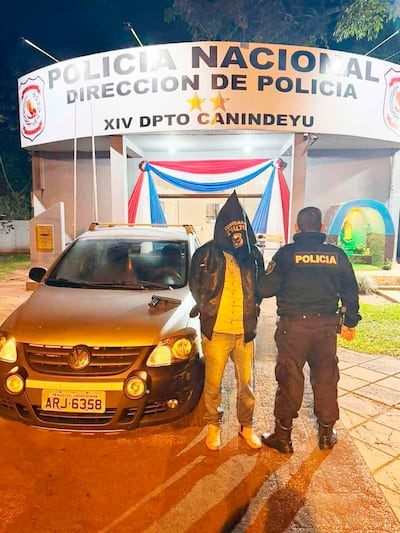 EN EL PUESTO POLICIAL 29 de SEPTIEMBRE, DETIENEN A UNA PERSONA, QUE TENÍA DE REHÉN A UNA MUJER.
VICTIMA: LUCIA HENZ HOFF, Br de 58 años, domiciliada en la ciudad de Candido Rondon - Estado de Paraná - Brasil.
DETENIDO, JORGE ÁLVAREZ, paraguayo mayor de edad sin cédula de identidad, quien llevaba el automóvil Volkswagen, modelo CROSSFOX, color GRIS, chapa Nro. ARJ6358, propiedad de la víctima.