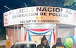 EN EL PUESTO POLICIAL 29 de SEPTIEMBRE, DETIENEN A UNA PERSONA, QUE TENÍA DE REHÉN A UNA MUJER.
VICTIMA: LUCIA HENZ HOFF, Br de 58 años, domiciliada en la ciudad de Candido Rondon - Estado de Paraná - Brasil.
DETENIDO, JORGE ÁLVAREZ, paraguayo mayor de edad sin cédula de identidad, quien llevaba el automóvil Volkswagen, modelo CROSSFOX, color GRIS, chapa Nro. ARJ6358, propiedad de la víctima.
