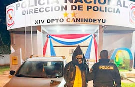 EN EL PUESTO POLICIAL 29 de SEPTIEMBRE, DETIENEN A UNA PERSONA, QUE TENÍA DE REHÉN A UNA MUJER.
VICTIMA: LUCIA HENZ HOFF, Br de 58 años, domiciliada en la ciudad de Candido Rondon - Estado de Paraná - Brasil.
DETENIDO, JORGE ÁLVAREZ, paraguayo mayor de edad sin cédula de identidad, quien llevaba el automóvil Volkswagen, modelo CROSSFOX, color GRIS, chapa Nro. ARJ6358, propiedad de la víctima.