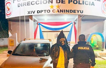 EN EL PUESTO POLICIAL 29 de SEPTIEMBRE, DETIENEN A UNA PERSONA, QUE TENÍA DE REHÉN A UNA MUJER.
VICTIMA: LUCIA HENZ HOFF, Br de 58 años, domiciliada en la ciudad de Candido Rondon - Estado de Paraná - Brasil.
DETENIDO, JORGE ÁLVAREZ, paraguayo mayor de edad sin cédula de identidad, quien llevaba el automóvil Volkswagen, modelo CROSSFOX, color GRIS, chapa Nro. ARJ6358, propiedad de la víctima.