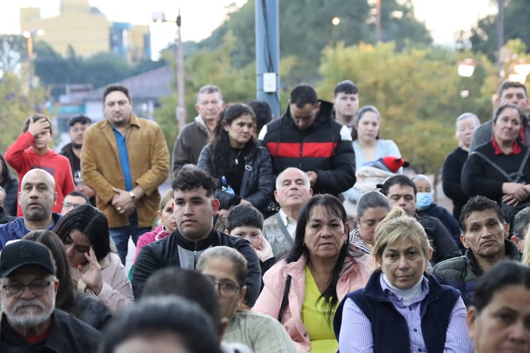 Como cada domingo, la Basílica de Caacupé registró una multitudinaria concurrencia de fieles para participar de la misa central presidida por monseñor Ricardo Valenzuela.