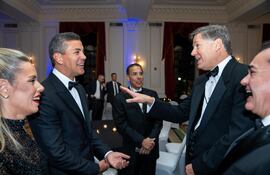 La primera dama Leticia Ocampos, el presidente Santiago Peña, el funcionario norteamericano Christopher Landau y el canciller Rubén Ramírez Lezcano, en una fiesta en Washington.