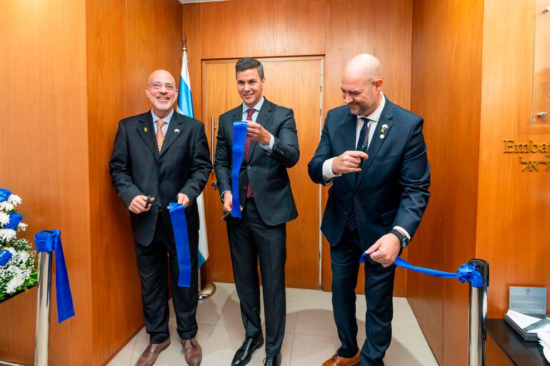 El presidente de Paraguay, Santiago Peña (c), participa de la reapertura de la Embajada de Israel en nuestro país. Acompañan el titular del Parlamento de Israel, Amir Ohana (d), y el embajador residente de Israel en Paraguay residente en Uruguay, Yoed Magen.