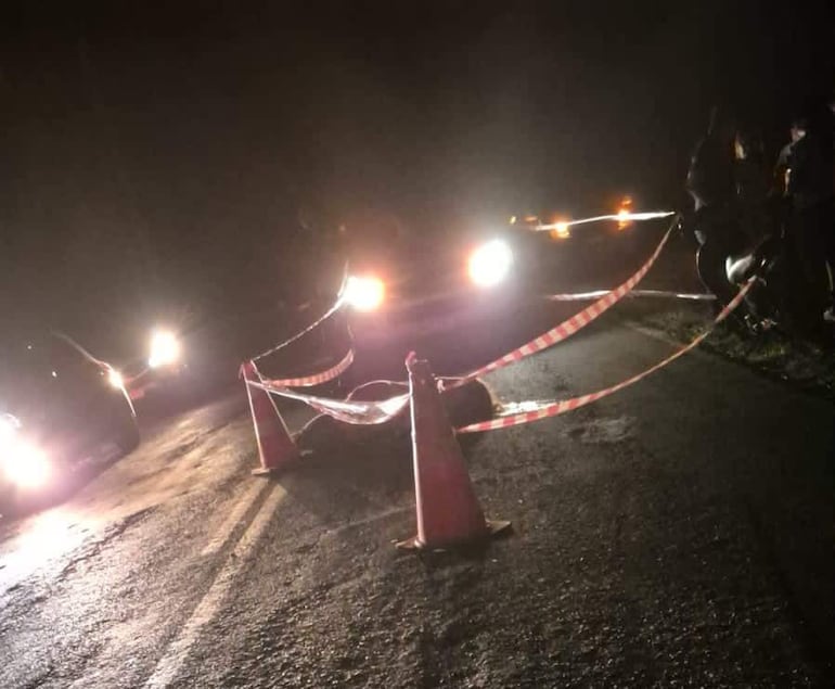 La imagen corresponde a un hecho de accidente fatal ocurrido recientemente por causa de un profundo bache donde  fue atropellada una mujer que conducía una motocicleta