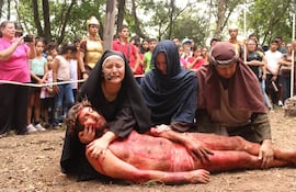 Vía Crucis Viviente en la compañia Zanja Hû, en Atyrá.